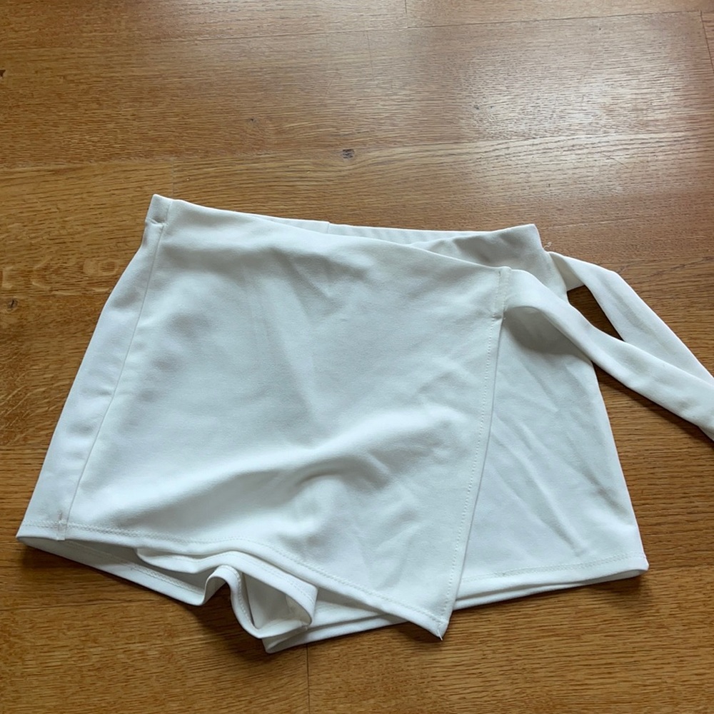 White shorts/ tie skirt
